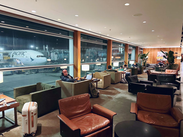🇭🇰香港機場｜國泰玉衡堂商務艙休息室 今晚搭英航商務艙回倫敦，因為同屬寰宇一家，在香港機場用的是國泰的休息室，毫無疑問選了玉衡堂～