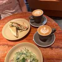 🏙️☕️홍콩 퀸즈웨이 이스트의 오아시스, 이 카페에서 일과 휴식 모두 잡으세요! 
