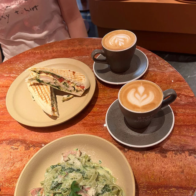 🏙️☕️홍콩 퀸즈웨이 이스트의 오아시스, 이 카페에서 일과 휴식 모두 잡으세요! 
