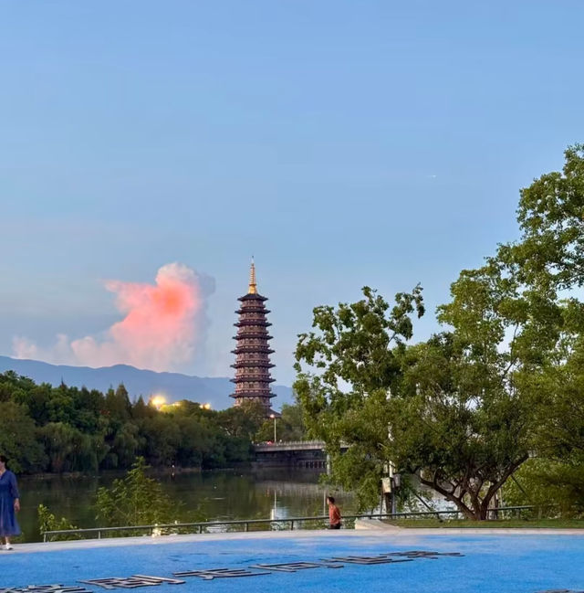 從千年古街到潮玩夜市，這份旅拍攻略藏著城市密碼
