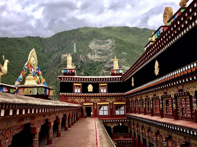 德格印經院,經版在暗室裡沉睡,文化在藏紙上流傳 德格印經院,經版在暗室裡沉睡,文化在藏紙上流傳