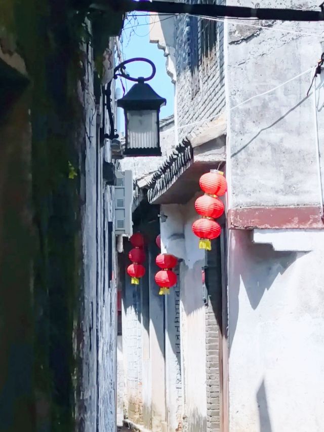 唐代楊氏家族在此修建的橋樑，連接南北，成為古鎮的象徵