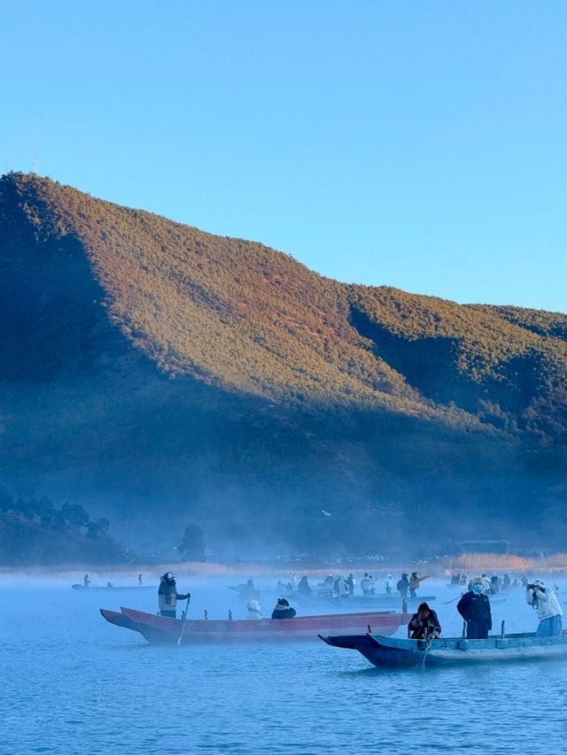 瀘沽湖晨霧絕了誰懂藍調時刻的美!拍出油畫大片 瀘沽湖晨霧絕了誰懂藍調時刻的美!拍出油畫大片