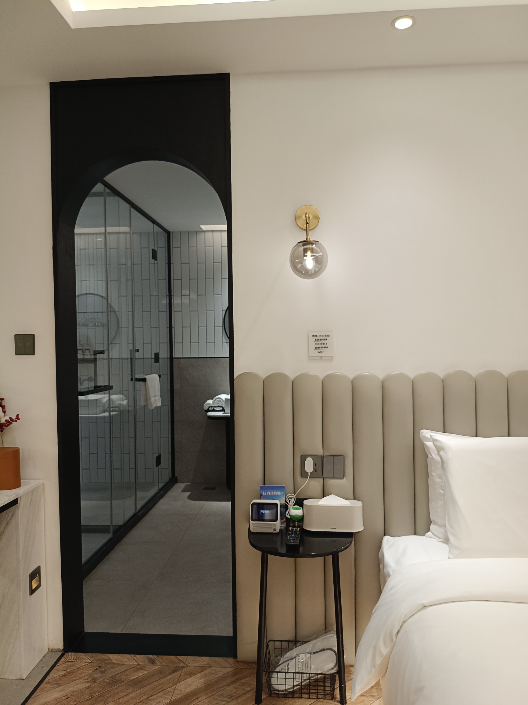 Kunming, the Spring City, not only has a pleasant climate but also hides many niche treasure hotels! This time, staying with my sisters at Ananas Anshe Hotel (Kunming Cuihu Park Branch) was full of surprises. The minimalist design aesthetic perfectly matched our taste 🌿

🏡 Hotel Highlights at a Glance:
• Design: Low-saturation tones + natural wood elements, the arched porch exudes a high-end feel, and we took over 10,000 photos of the arched bathroom door frame!
• Location: No. 32 Chuanjin Road, a 5-minute walk to Cuihu Park, 10 minutes to Kunming Old Street, surrounded by lively barbecue spots full of local flavor
• Upgrade Surprise: The front desk lady saw us dragging our luggage and proactively upgraded us to a room with a window view (outside the window is greenery, super healing to wake up to)

🛋️ Room Experience:
• Bluetooth speaker + garment steamer are very thoughtful, AHAVA citrus-scented toiletries smell amazing, almost wanted to buy the same set at checkout
• Bedding tested for zero pressure, my bestie kept praising "more comfortable than my own bed"
• Minor downside: average soundproofing, night owls are advised to bring earplugs

📸 Photo Spots:
1. Lobby spiral staircase (light-colored outfits look better in photos)
2. Room’s arched bathroom door (open wide-angle shots for amazing depth)
3. Breakfast room by the floor-to-ceiling window (9 AM sunlight through the sheer curtains is super gentle)

🍽️ Nearby Food:
• "Tongxin Barbecue" right outside the hotel: a long-established local favorite with lines, must-try is the fermented tofu
• "Wenshan Breakfast" 8 minutes on foot: 7 yuan a bowl of pork rice noodle soup with an incredibly fresh broth

💡 Practical Tips:
• During peak season, book the "Cuihu View Room," it’s 100 yuan more but worth it
• Laundry room is free to use, great for long stays
• Shared electric scooters nearby, super chill to ride around Cuihu

We even left a message on the memorial wall when checking out. I heard the art installations here change monthly. We’ve already planned to come back next year during cherry blossom season for a second visit! If you also love design-focused hotels, this one is definitely worth adding to your collection list~