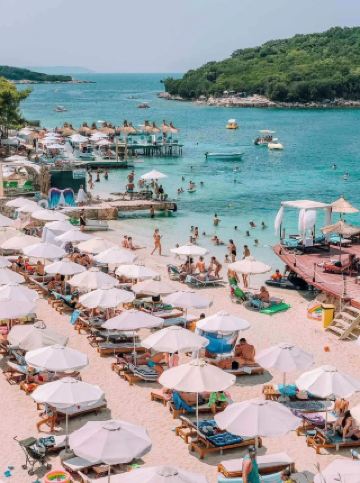 แสงแดดส่องสว่างบนทะเลสาบและภูเขา