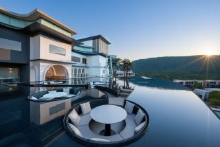 Luxchun Hotel at Fuxian Lake - Yuxi, Yunnan   Hotel Overview: ·Location: Located at Building 15c-4, Fuxian Lake Starry Sky Tourism Resort Community, Luju Town