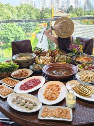 이 버섯 전골집은 너무 아름다워서 눈물이 날 정도였어요! 옥상 정원 테라스에 위치한 이 식당은 녹호의 풍경을 배경으로 버섯 전골을 즐길 수 있는 특별한 경험을 선사합니다.