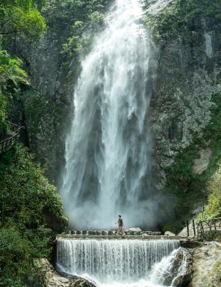 A hidden cool retreat among mountains and rivers