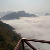 ノーンキャウの朝、登山と絶景、雲海　Sleeping Lady Peak View-Point