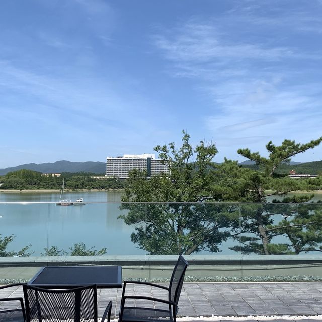한옥과 현대식이 어우러진 경주 ‘엘로우’