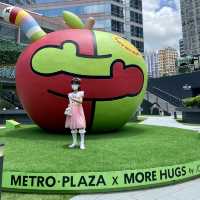 葵芳擁抱主題藝術裝置