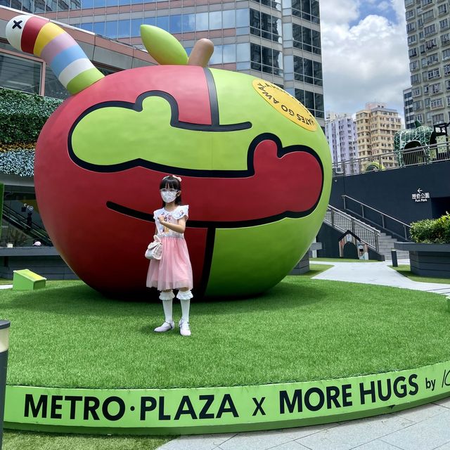葵芳擁抱主題藝術裝置