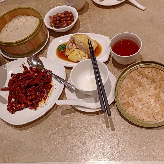 享受樂天皇朝 , 令人快樂的美食！