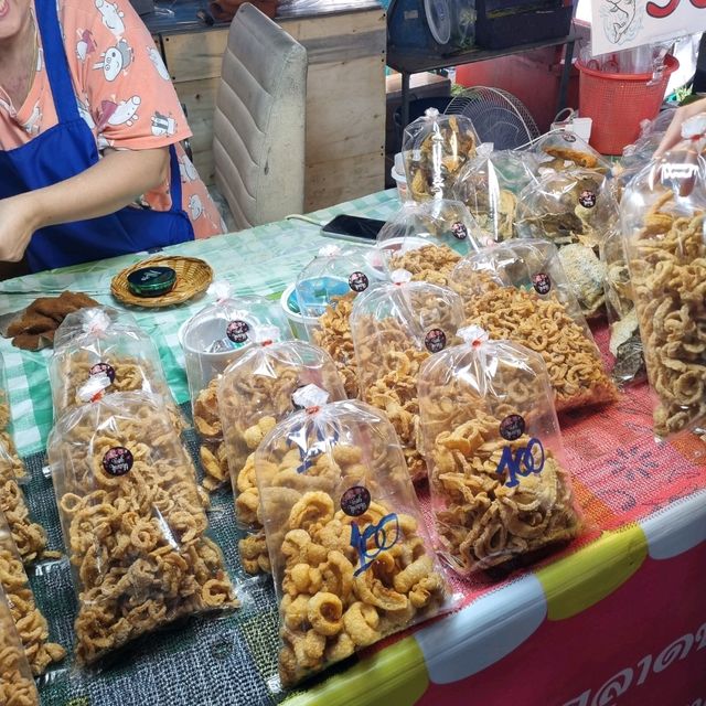 Wat Donwai Floating Market Near Bangkok