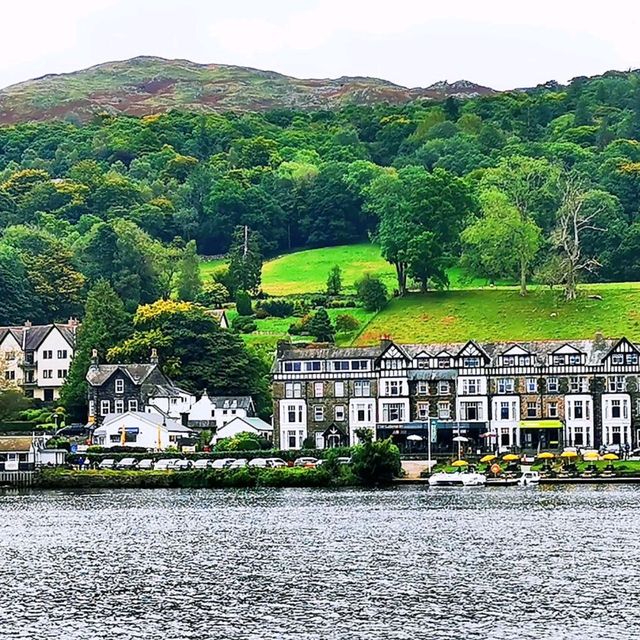 自己開電動船暢遊溫德米爾湖(Windermere Lake)