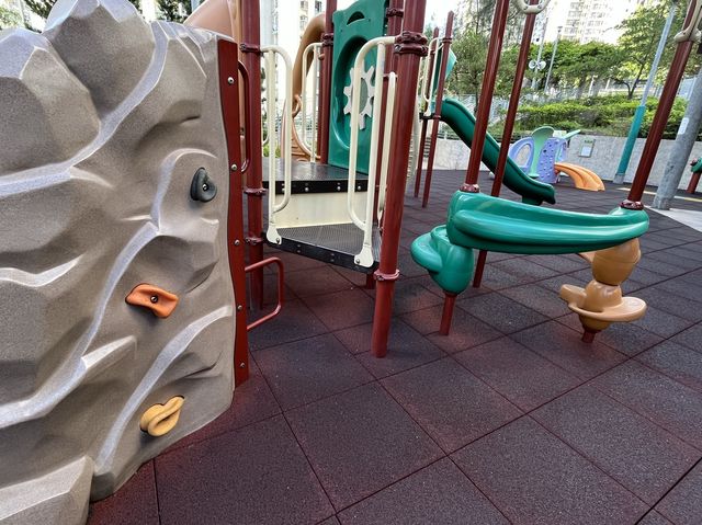 以花崗岩為主題嘅九龍灣彩禧路公園