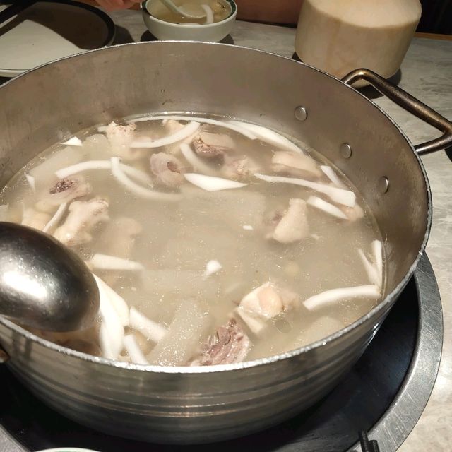 Four Seasons Coconut Chicken Hotpot - Shengzhen Huangting Plaza 