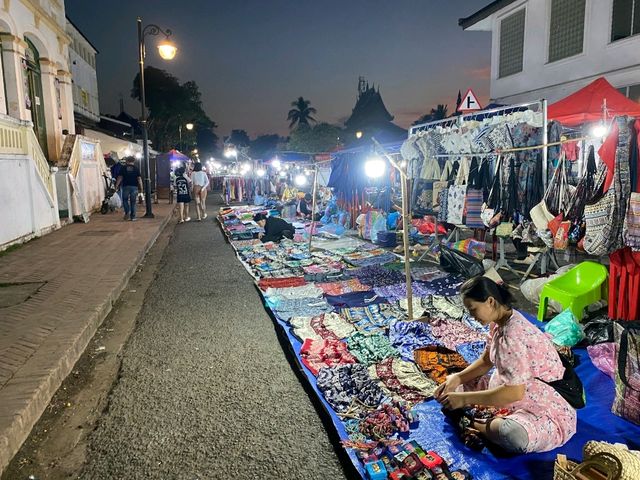 ตลาดมืด ณ หลวงพระบาง ตลาดมืด ณ หลวงพระบาง