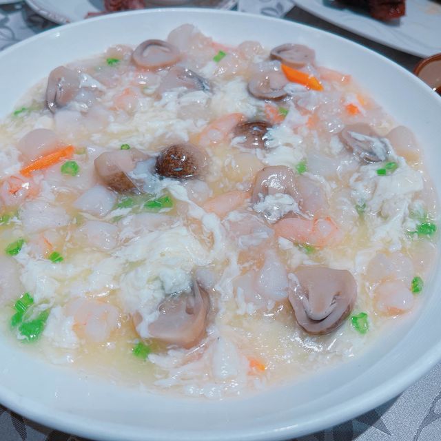 環境方面，餐廳以傳統中菜菜館裝修，夠古色古香，係呢個環境食飯都幾舒服，好適合帶埋屋企人黎開開心心聚下食餐飯~
