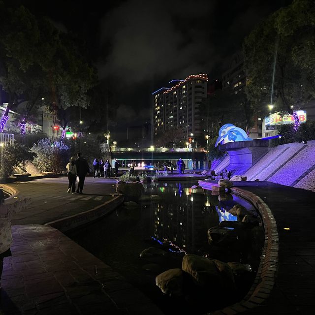 越晚越美的新莊中港大排光雕秀～浪漫ㄧ晚上