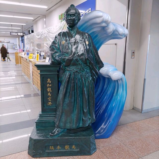 高知空港は郷土愛に溢れている！坂本龍馬もよさこいもアンパンマンもぼうしパンも！