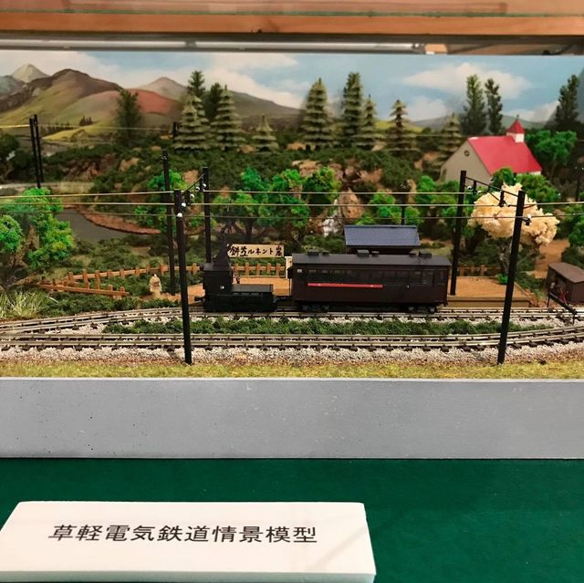 歐洲式建築‼️ 輕井澤觀光會館以其復古的木製外觀是前輕井澤購物街的象徵。 一樓的大廳是一個綜合資訊中心，提供有關城鎮的旅遊資訊並介紹住宿，並在散步和購物之間設有休息區。 在一樓的旅遊展😌代表性建築物