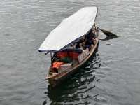 หน้าฝน คนเหงา ล่องเรือไปเกาะกลางทะเลสาบซีหู