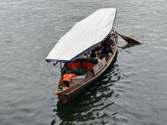 หน้าฝน คนเหงา ล่องเรือไปเกาะกลางทะเลสาบซีหู