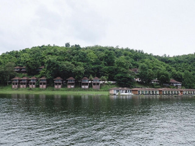 รายาบุรี รีสอร์ท นอนแพริมน้ำชิลๆ ชมวิวเขื่อน 🛶