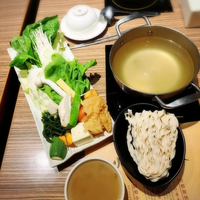 超美味食材新鮮澎湃，自助吧豐盛火鍋🍲