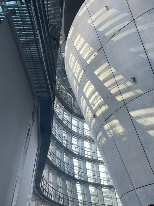 建物もアートな国立新美術館