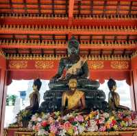 กราบสักการะพระศรีสัพพัญญู ณ วัดขัวแคร่