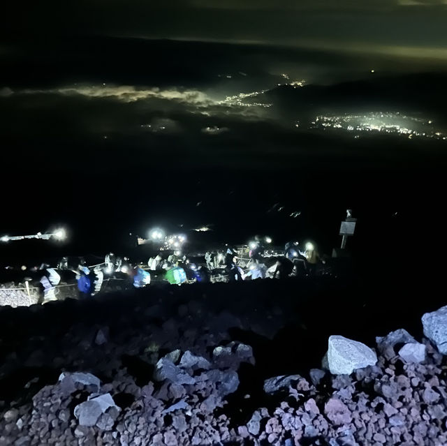「攀登富士山，觀賞御來光：挑戰與感動的旅程」