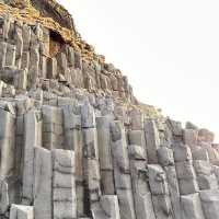 "Discovering the Dramatic Beauty of Reynisfjara Black Sand Beach"