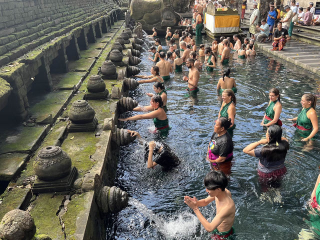 【ウブド】水の寺院！ティルタ ウンプル寺院で沐浴に挑戦！！