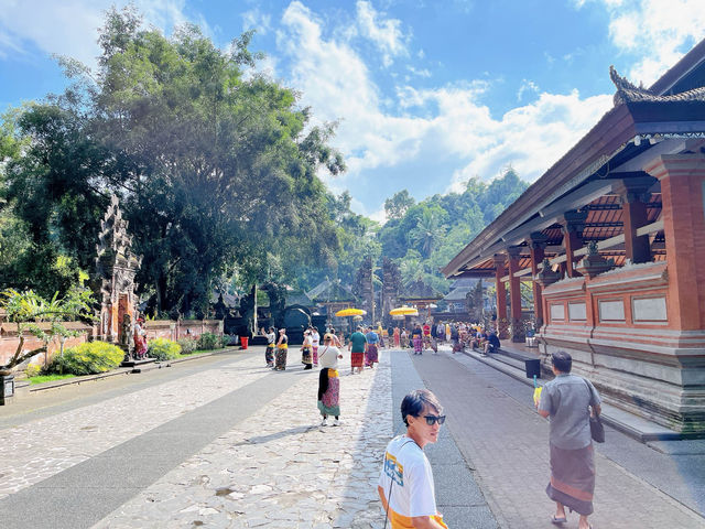 【ウブド】水の寺院！ティルタ ウンプル寺院で沐浴に挑戦！！