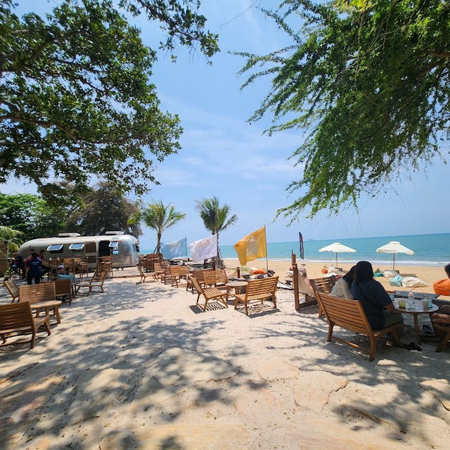 📍 She Sails Cafe & Beach Club 