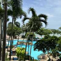 「泰國芭提雅的花園海景度假酒店：泳池與私人海灘的極致享受」