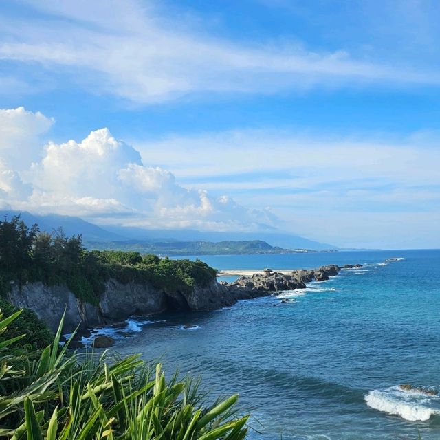 佇立藍色海邊的台東風景〔石雨傘〕