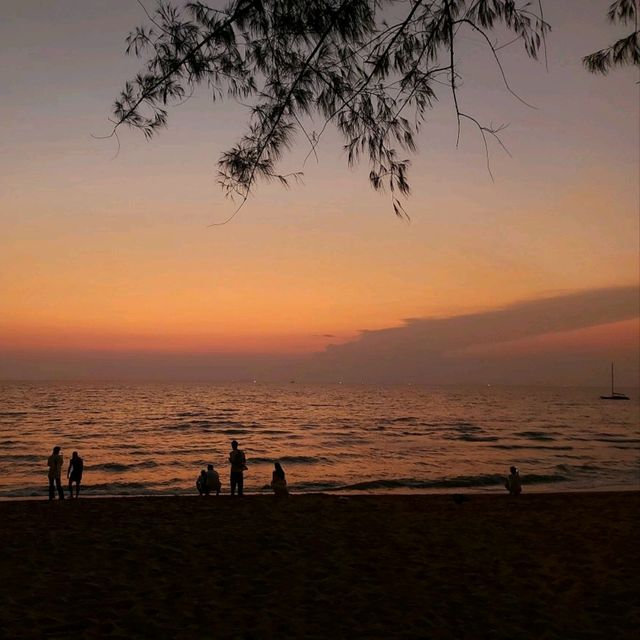 พระอาทิตย์ตก ริมหาดพัทยา