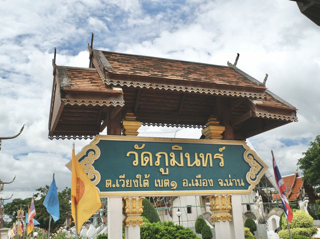 “กระซิบรัก” จิตรกรรมฝาผนังชื่อดังในวัดภูมินทร์