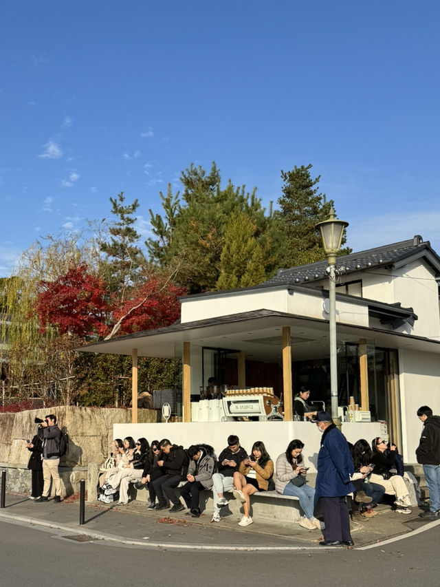 จิบกาแฟพร้อมชมใบไม้เปลี่ยนสีที่ Arabica Arashiyama