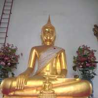 วัดสระเกศ วัดที่มีถ้ำและภูเขาจำลอง กลางกรุงเทพ✨️