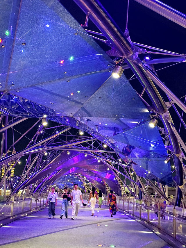 🇸🇬 A Night Walk on Singapore’s Helix Bridge 💫 