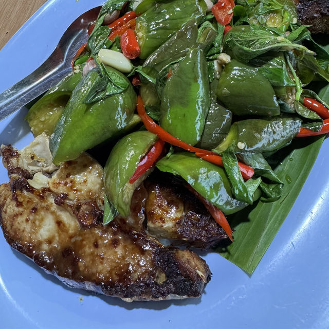 ครัวลุงหล่อ ร้านเด็ดอ่างทอง