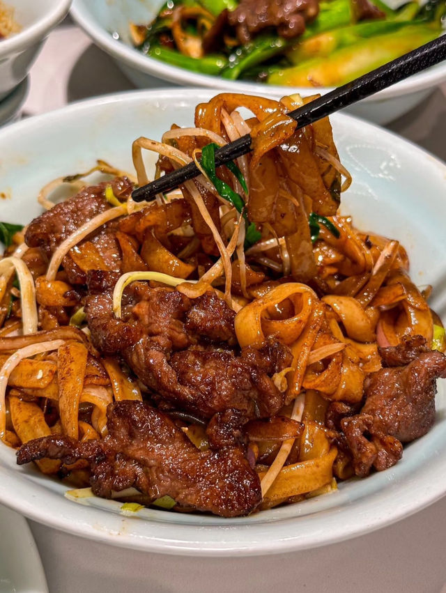 2. Savory Indulgence at Liwan Plaza Food Court: Chow Ngau Ho