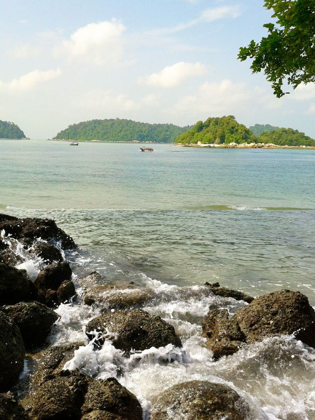 Serenity by the Sea: My Tranquil Escape to Lin Je Kong Temple and Pantai Pasir Giam