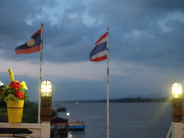 เที่ยวนครพนม ล่องเรือรับประทานอาหารริมโขง