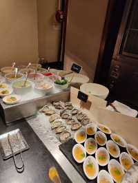 นบุฟเฟ่มื้อค่ำที่ห้องอาหาร The Dining Room