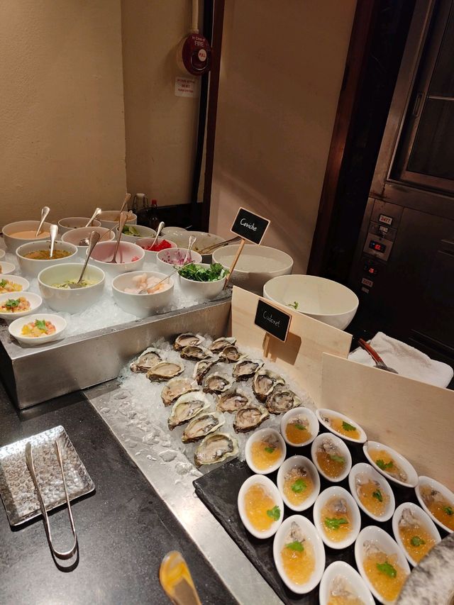 นบุฟเฟ่มื้อค่ำที่ห้องอาหาร The Dining Room